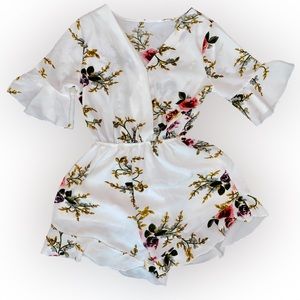 WHITE & PINK FLORAL ROMPER // SIZE XS 🤍